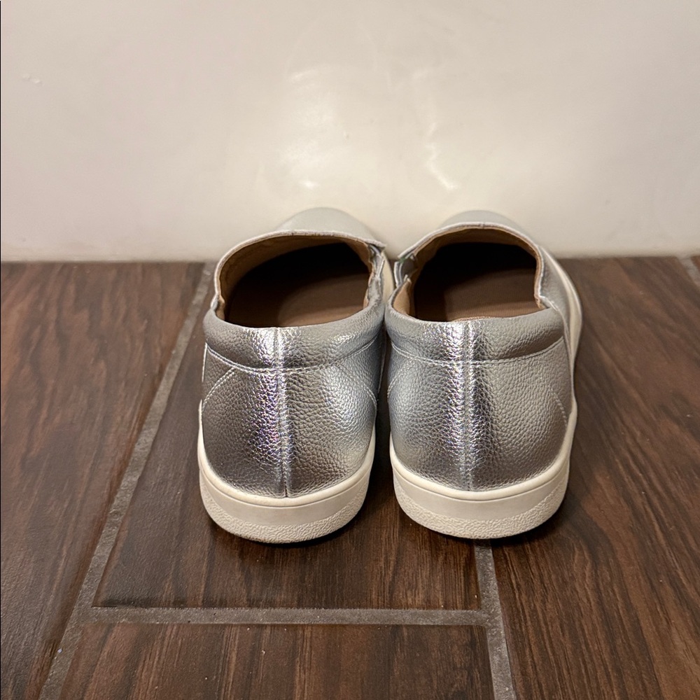 Blondo Giavana Silver Waterproof Shoes - Picture 10 of 11